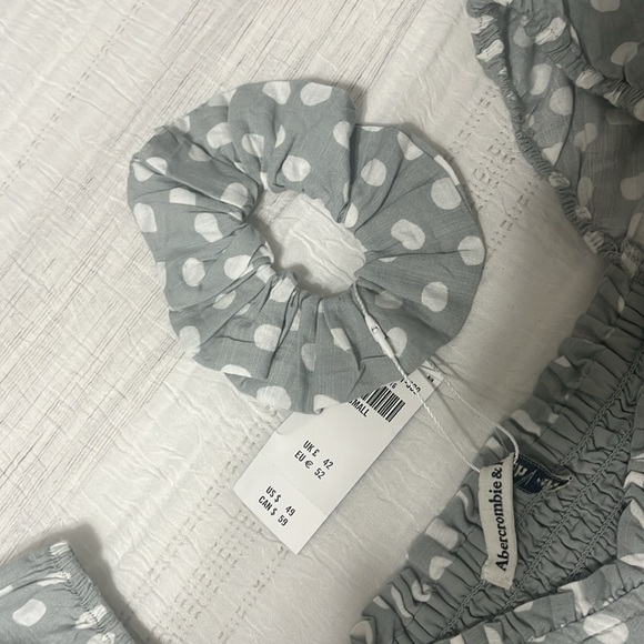 NWT Abercrombie and Fitch small top with matching scrunchy - Picture 2 of 4